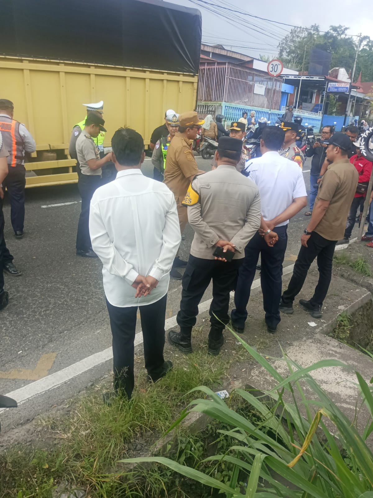 Wabup Tanah Datar bersama Kapolda  Sumbar di TKP